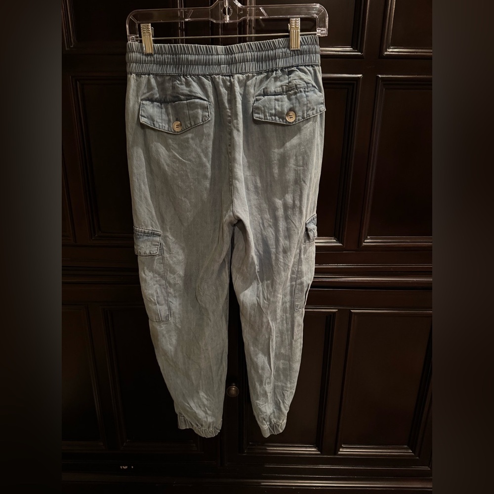 Dress Forum Los Angeles Women’s Light Wash Denim Cargo Joggers - Picture 2 of 12